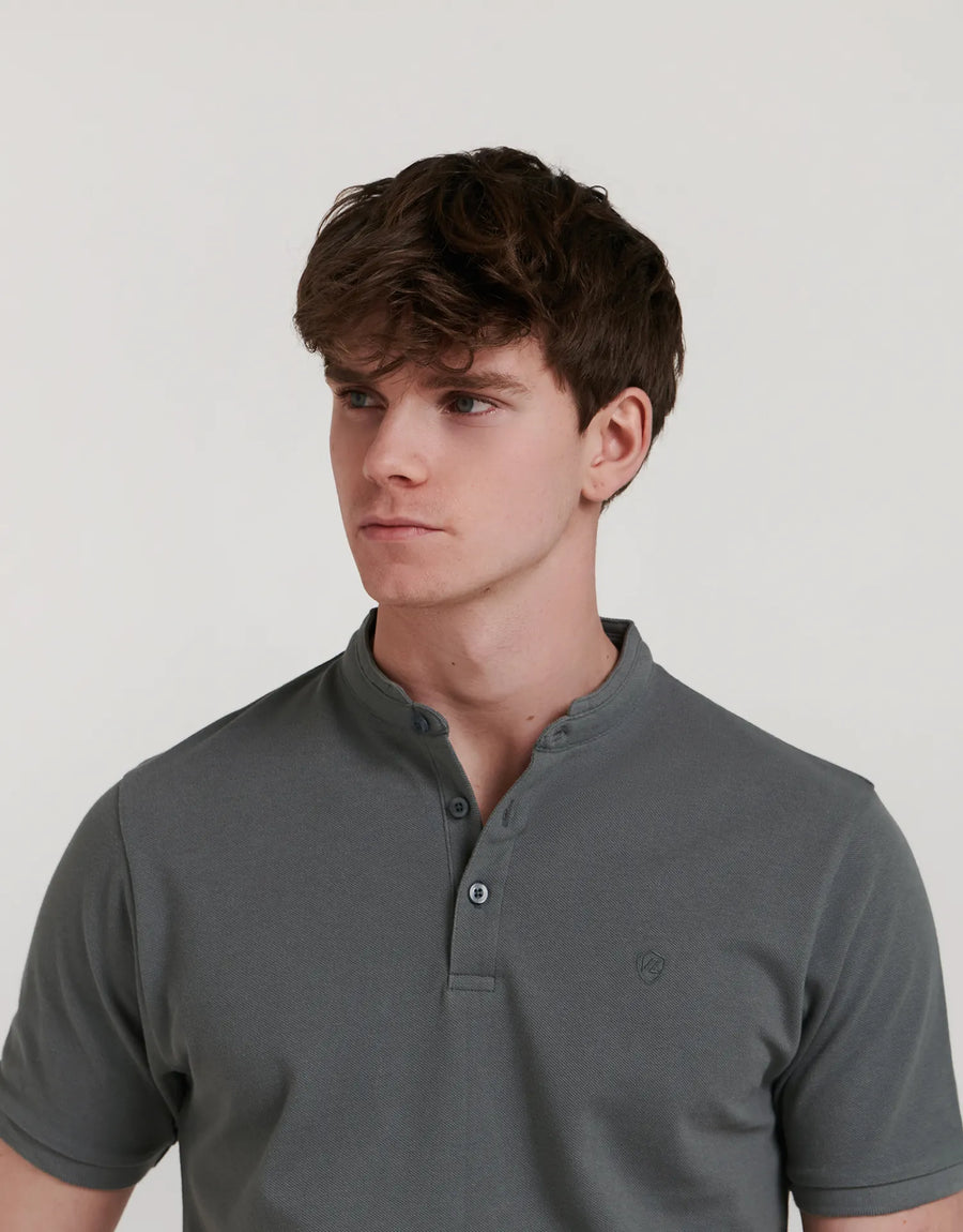 CAMISETA POLO LISA COM GOLA OBRIGATÓRIA