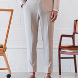 Calças de ganga de alfaiataria com fivelas e corte afunilado.