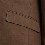 Fato americano com lapela ajustada.