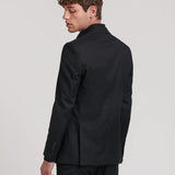 Fato americano com lapela ajustada.