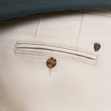 Calça chino premium com bolsos