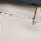 Calça chino premium com bolsos