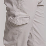 Calça chino premium com bolsos