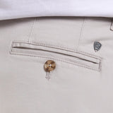 Calça chino premium com bolsos