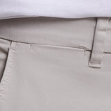 Calça chino premium com bolsos