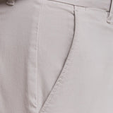 Calça chino premium com bolsos