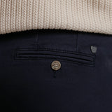 Calça chino premium com bolsos