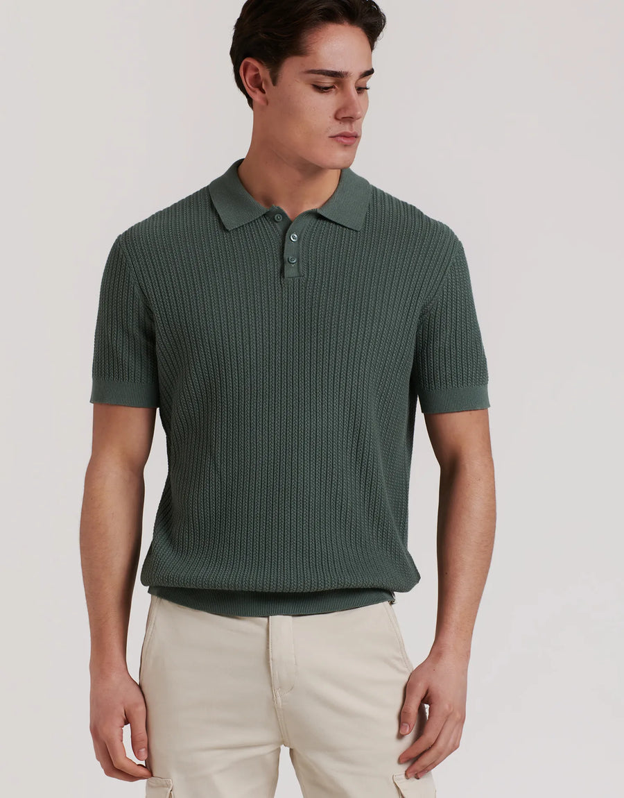 Polo de malha com tranças