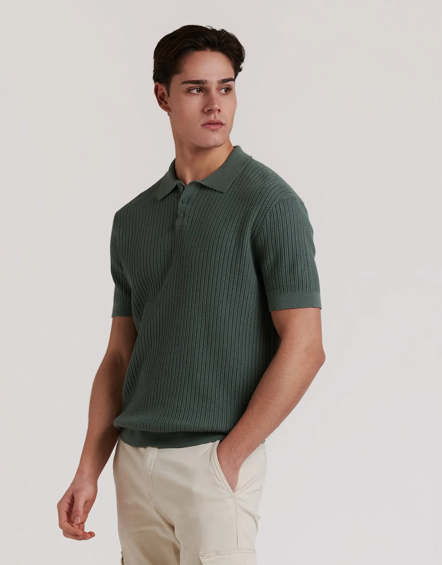 Polo de malha com tranças