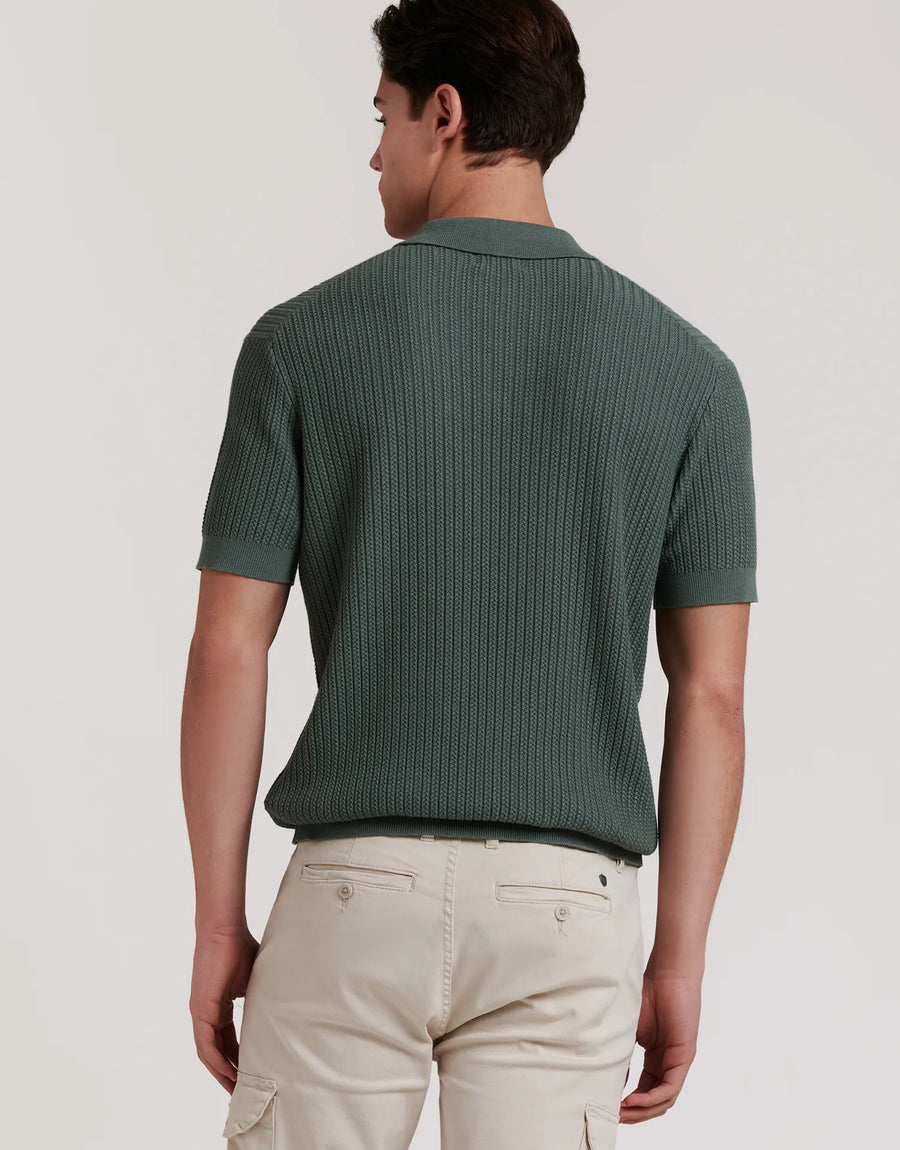 Polo de malha com tranças