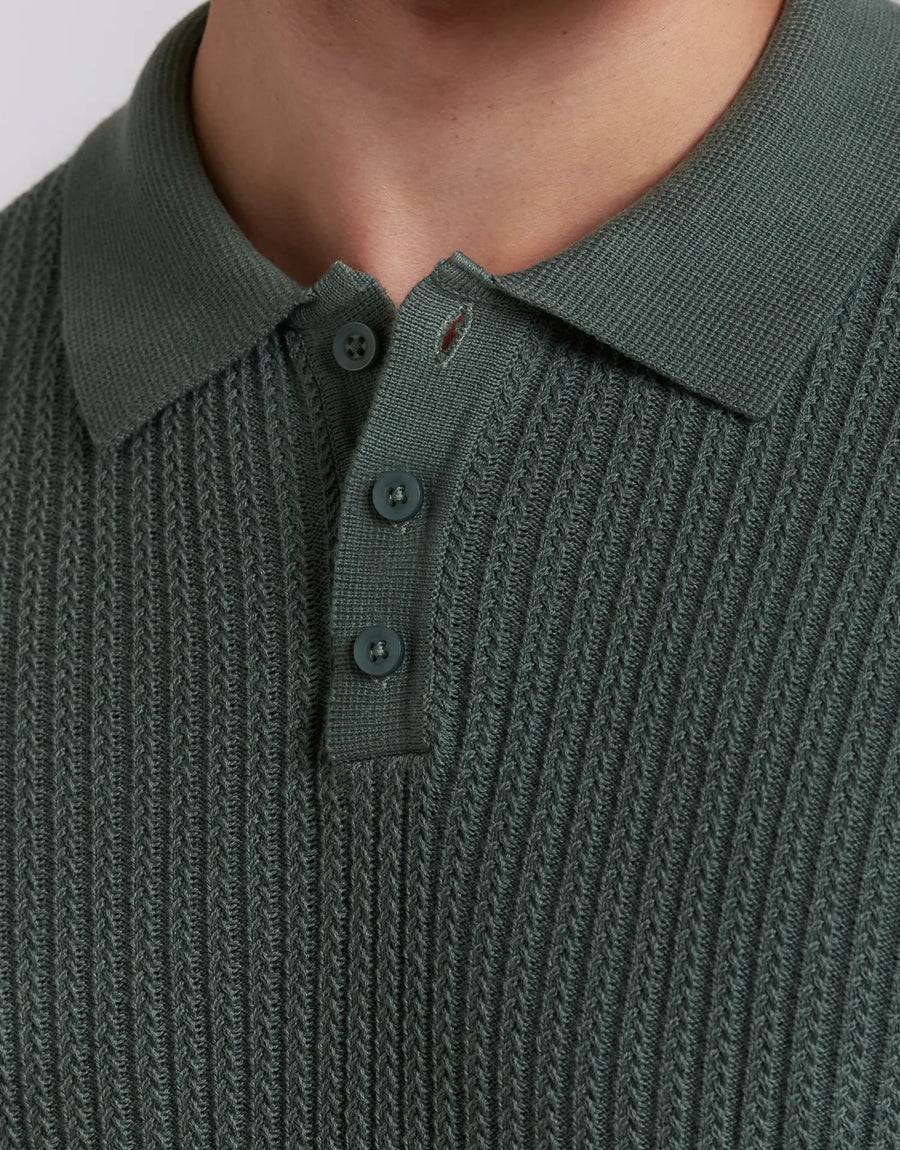 Polo de malha com tranças